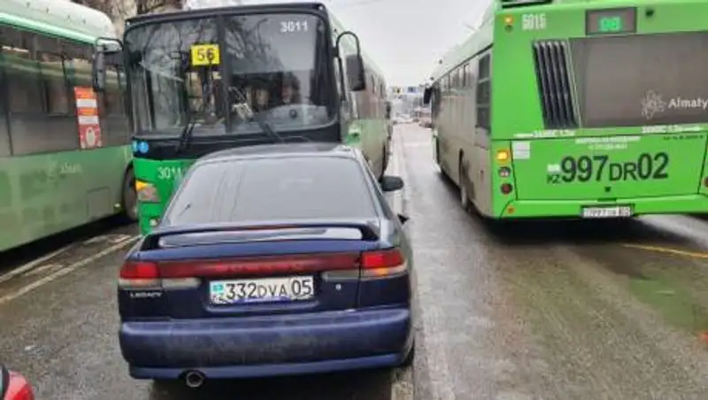 В Алматы на Тимирязева образовалась пробка из-за ДТП