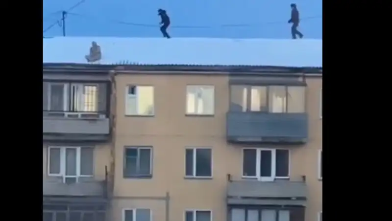 Полицейские Караганды, спасая голого мужчину, полезли на крышу