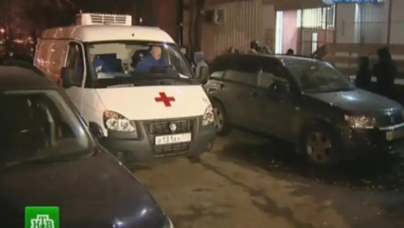 Ребенок провалился под землю на баскетбольной площадке в Брянске  