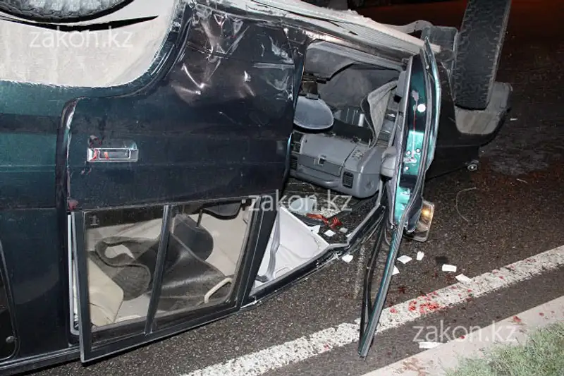 Тойота Прадо перевернулся на крышу в результате ДТП в Алматы (фото) Тойота Прадо перевернулся на крышу в результате ДТП в Алматы (фото), фото - Новости Zakon.kz от 09.07.2013 18:08