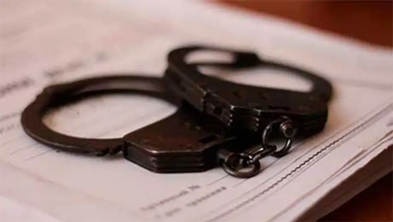 Старший специалист таможенного поста Актау попал под уголовное дело