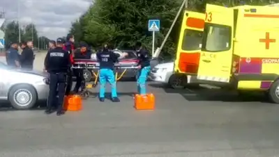 В Актобе на "пешеходке" сбили пенсионерку с внучкой, фото - Новости Zakon.kz от 07.09.2022 18:43