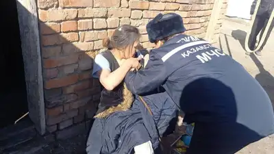 Спасатели Семея извлекли из-под завалов крыши женщину с ребенком