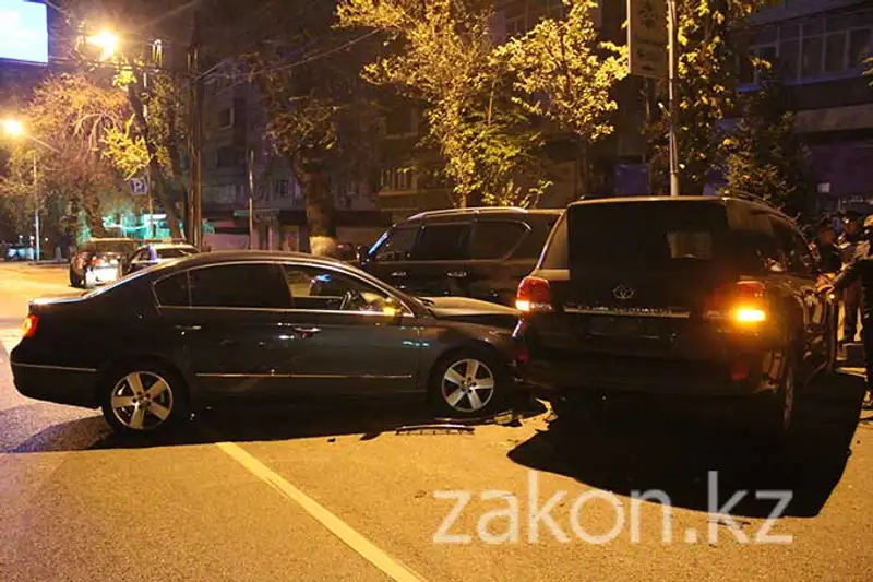 В Алматы резкий маневр водителя Фольксвагена закончился аварией (фото) В Алматы резкий маневр водителя Фольксвагена закончился аварией (фото), фото - Новости Zakon.kz от 06.11.2013 17:45