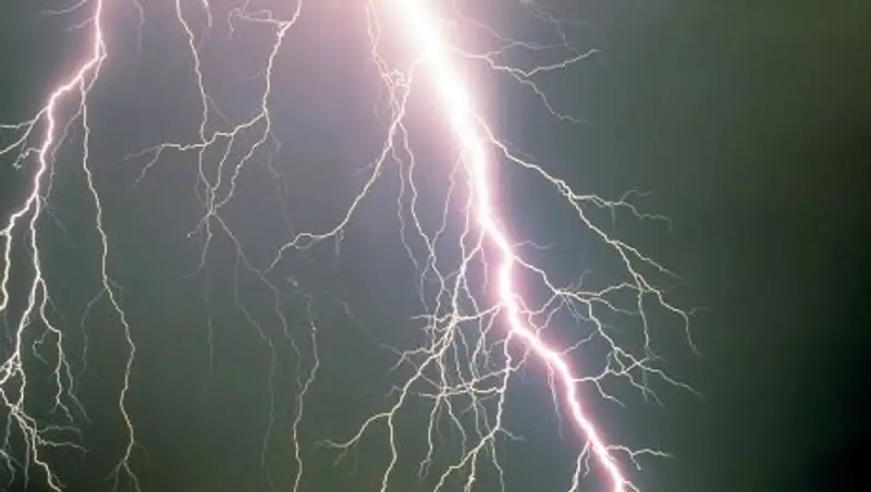 В Аргентине мать сняла на видео молнию, ударившую рядом с ее сыном
