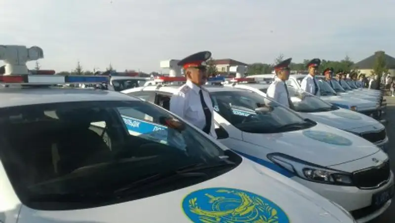 В честь профессионального праздника полицейским Алматинской области вручили ключи от автомашин и квартир