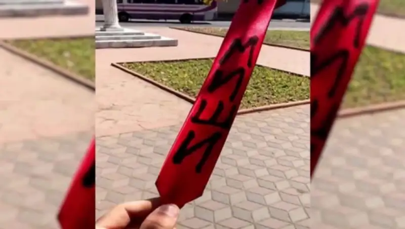 Одесситы украсили город галстуками "для Миши"
