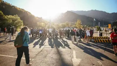 Первый день Almaty Mount Fest-2022, фото - Новости Zakon.kz от 03.09.2022 23:50