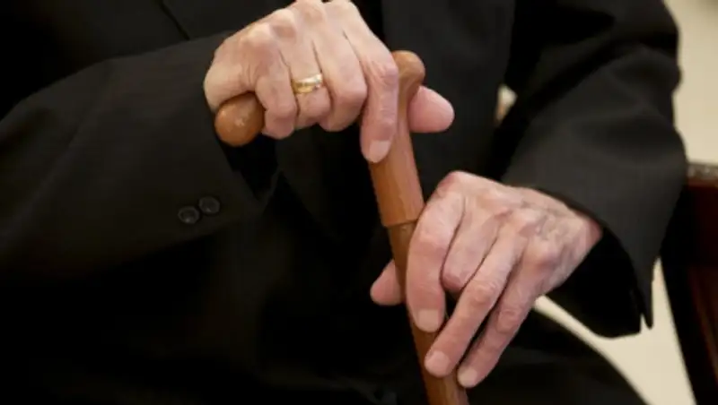 Страдающего потерей памяти пенсионера разыскали полицейские Алматинской области