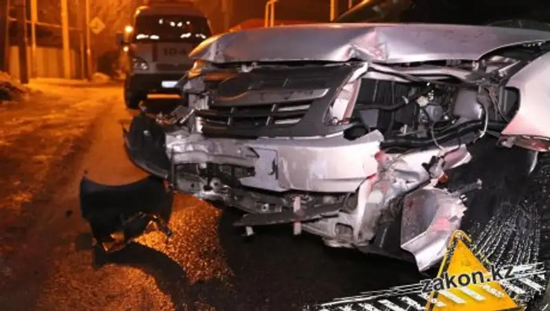 В Алматы Lada снесла опору газовой трубы и врезалась в дерево