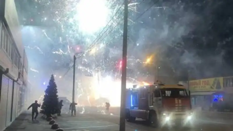 Загорелся павильон с пиротехникой: Пожар на рынке в Ростове-на-Дону охватил три тысячи "квадратов"