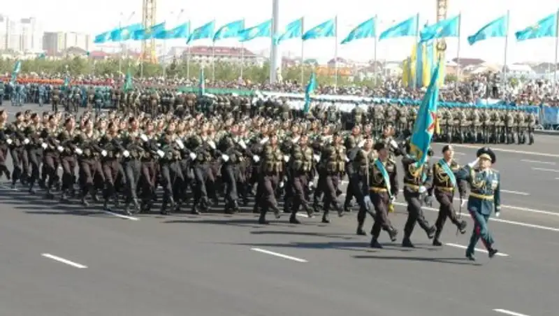 В Астане прошел военный парад в честь 25-летия Вооруженных Сил РК