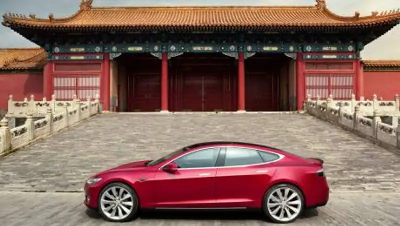 Китай ограничит использование электрокаров Tesla военными