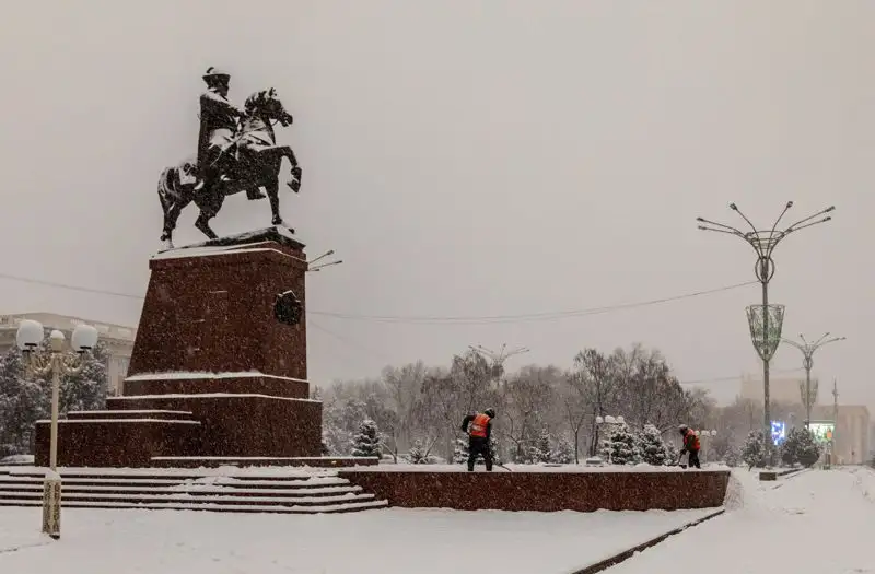 коммунальщик чистит снег , фото - Новости Zakon.kz от 10.01.2023 15:56