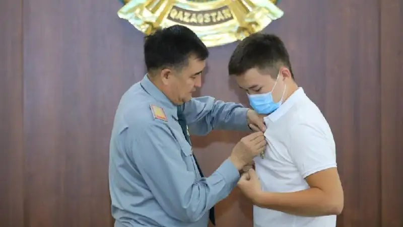 Студента наградили за спасение ребенка от падения с седьмого этажа в Алматы