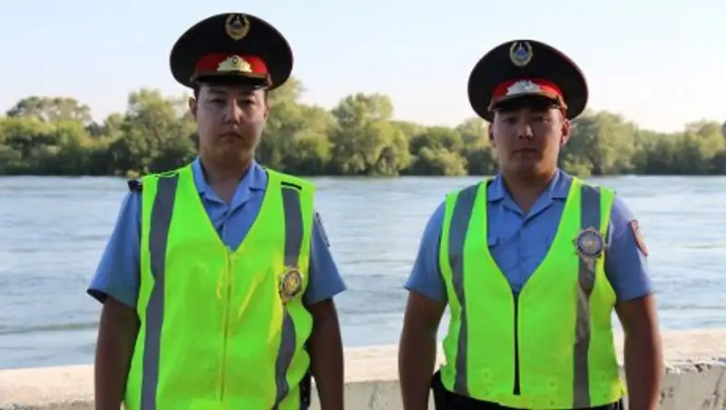 Спасатели и полицейские в ВКО спасли пожилую женщину прыгнувшую в Иртыш 