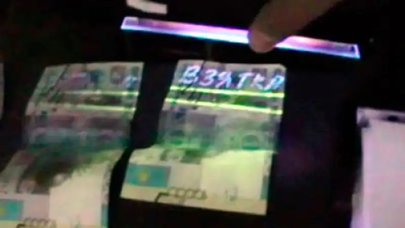 За получение взятки в виде 5 тыс тг и бутылки вина осуждена судоисполнитель в Костанае