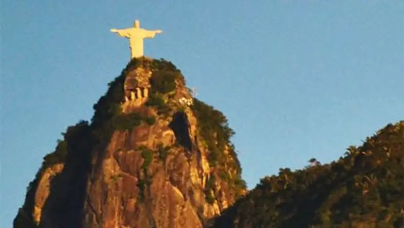 Статую Христа из Рио-де-Жанейро к чемпионату мира "нарядили" в футболку