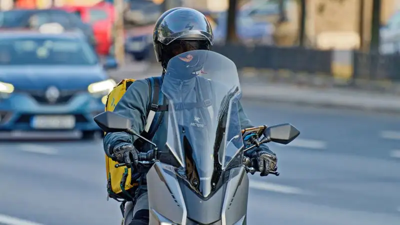 Досаев про доставщиков еды: Мы даже оштрафовать их не можем