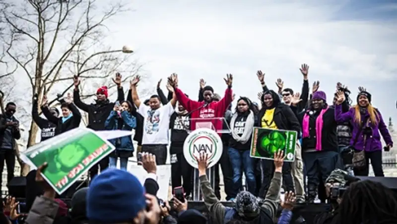 В Вашингтоне десятки тысяч людей протестуют против полицейского насилия