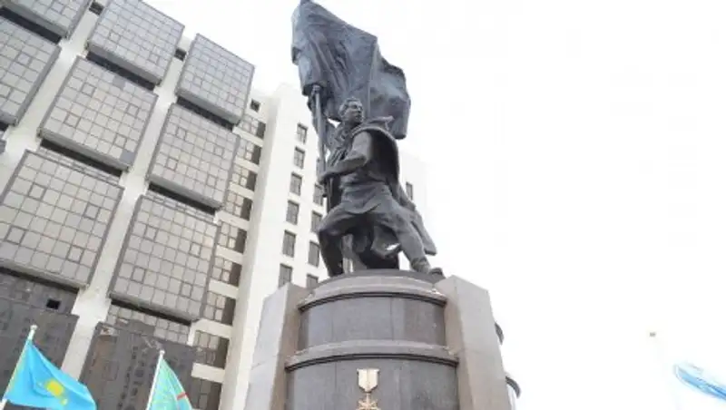 В Астане открыли памятник Рахымжану Кошкарбаеву