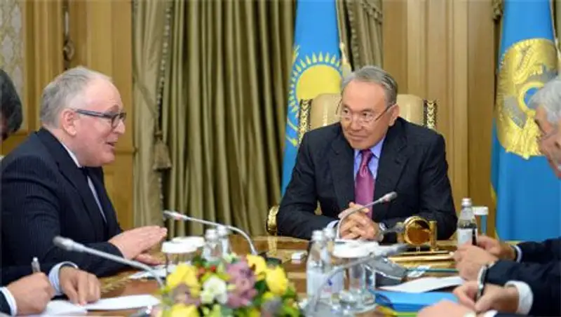 Назарбаеву вручили приглашение для участия в Саммите по ядерной безопасности в Гааге