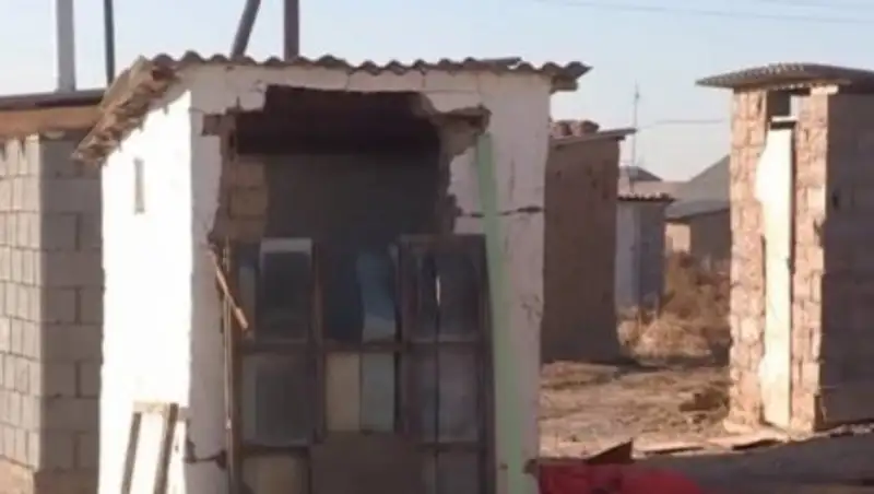 Аким ЮКО возмутился 18 уличными туалетами во дворе двухэтажки