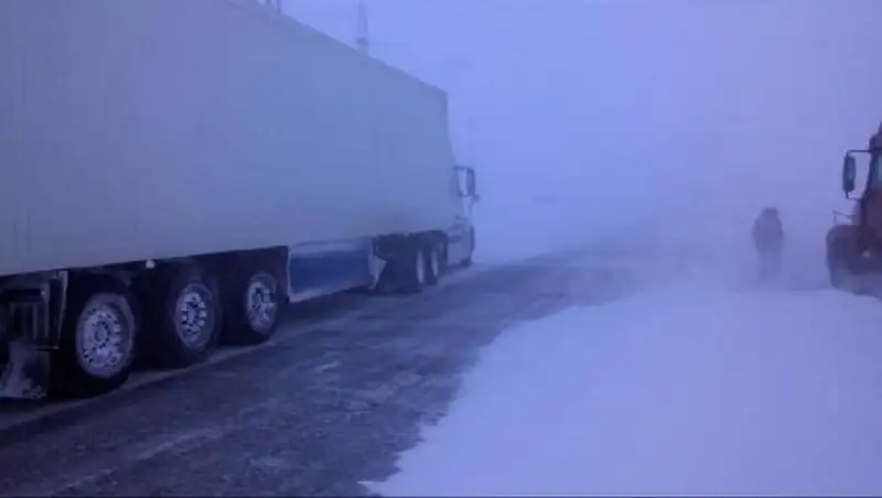 Астана-Қарағанды жолында боранға байланысты жүк көліктері жолда қалды