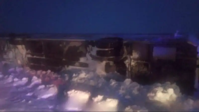 На трассе в Актюбинской области перевернулся автобус с гражданами Таджикистана