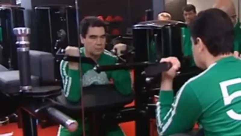 Президент Туркменистана вместе с министрами провел тренировку в "качалке"