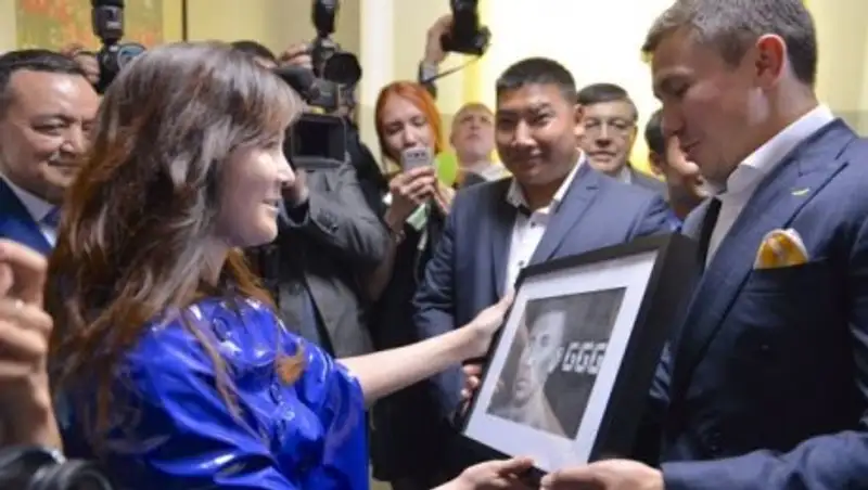  Претендентка на рекорд Гиннесса подарила Головкину его портрет