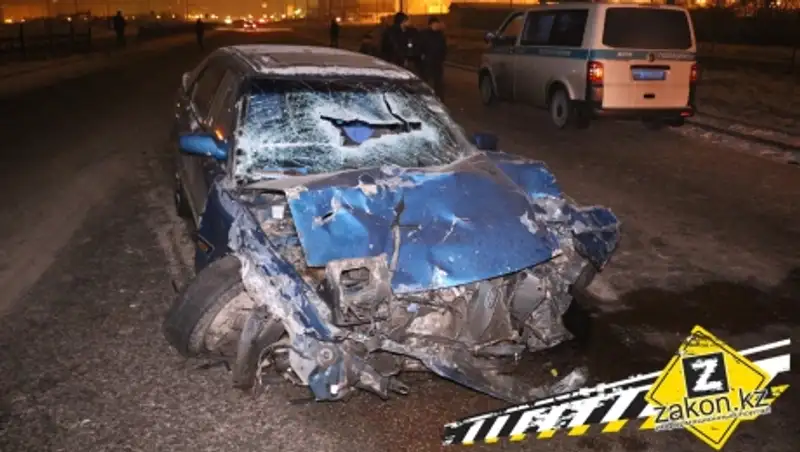 В Алматы водителя в ДТП чуть не убил кусок ограждения залетевший в лобовое стекло