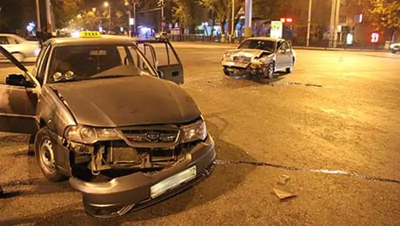 В Алматы водитель Хёндая, выехав на "красный", врезался в Дэу (фото), фото - Новости Zakon.kz от 24.10.2013 16:55