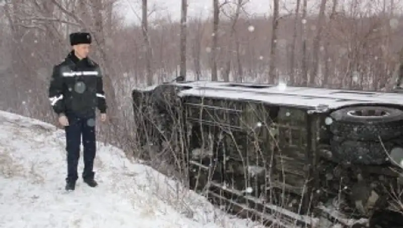 Автобус перевернулся в ВКО, 4 человека, в том числе ребенок, погибли