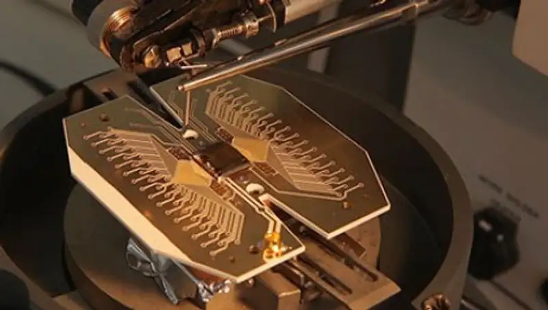 Ученые построят квантовый компьютер размером с футбольное поле