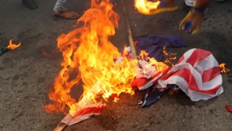 Участники митинга в Афинах сожгли флаги Турции и США