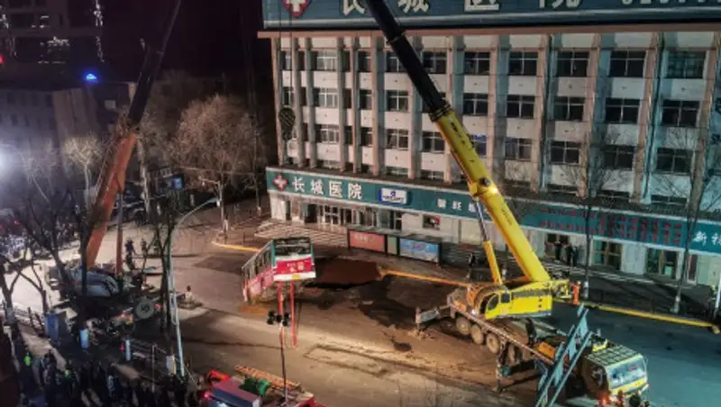 В Китае автобус провалился под землю