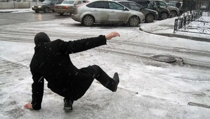 В Усть-Каменогорске десятки человек получили переломы во время гололеда