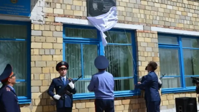 Открыта мемориальная доска полицейскому, спасшему 130 детей на трассе Астана-Караганда