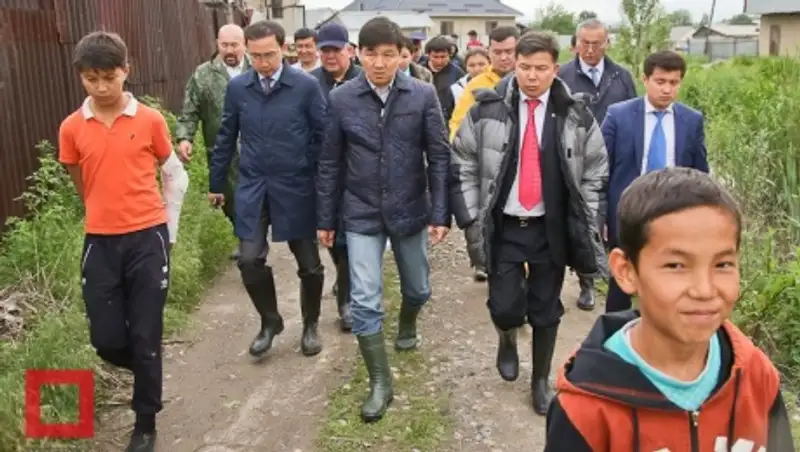 Аким Алматы встретился с жителями подтопленных районов