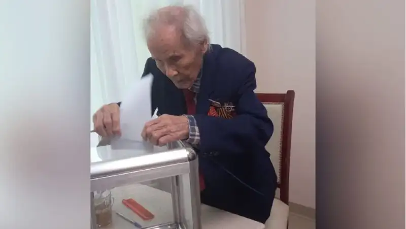 100-летний ветеран проголосовал в алматинской больнице