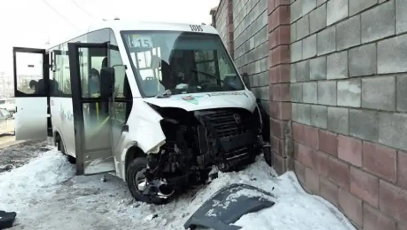 В Алматы автобус без тормозов сбил уличного работника