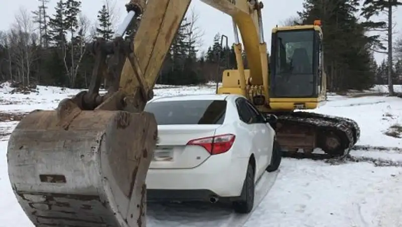 В Канаде машинист экскаватора поймал пьяного водителя ковшом