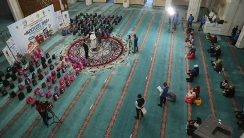 Мечети Алматы провели благотворительную акцию "Дорога в школу"