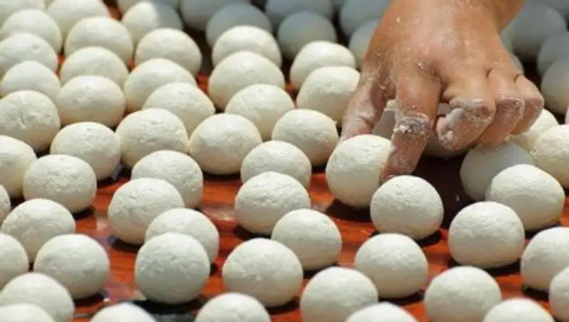 Фото полуголого мужчины, топчущего смесь для приготовления курта, взбудоражило интернет