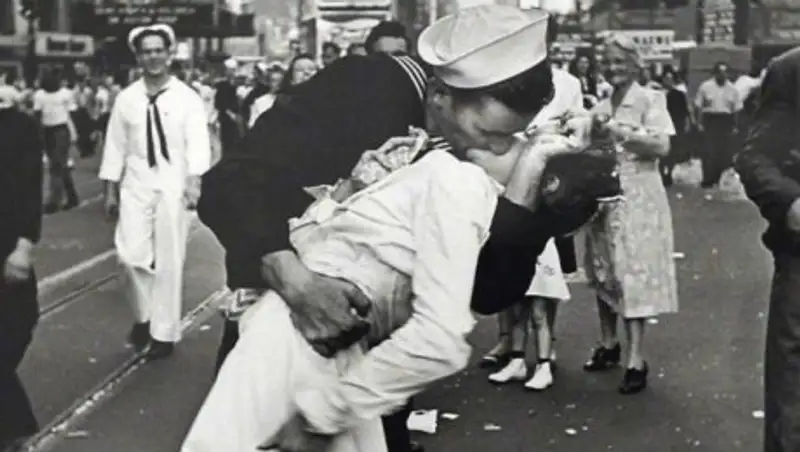 Умер герой легендарного фото об окончании Второй мировой войны