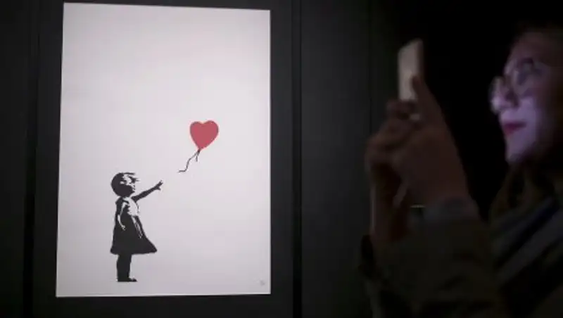 Бэнкси уничтожил свою картину во время аукциона