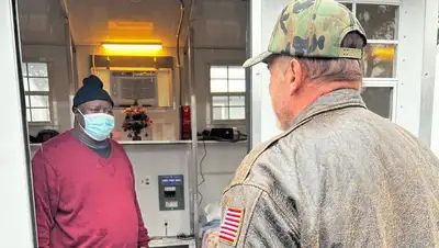 Шварценеггер дарит дома бездомным, фото - Новости Zakon.kz от 25.12.2021 06:03