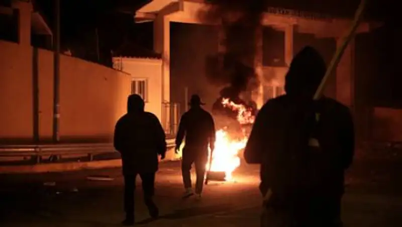 Протестующие в Бельгии сожгли полицейский участок после смерти темнокожего мигранта