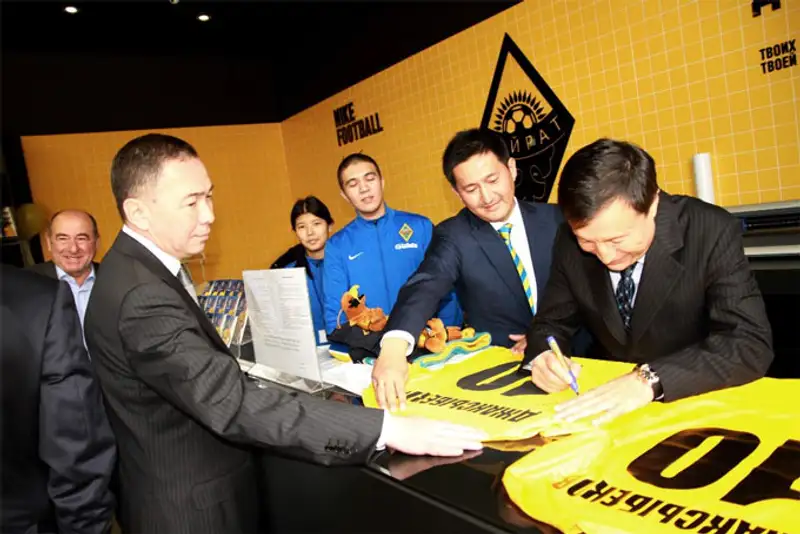 А.Джаксыбеков посетил объекты футбольного клуба «Кайрат», фото - Новости Zakon.kz от 24.10.2013 15:58